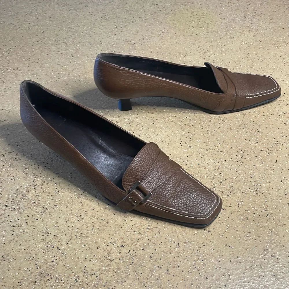 Stuart Weitzman Brown Pebbled Leather Square Toe Kitten Heel Low Heels sz 8N